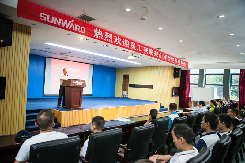 开挖机，坐游艇、飞机 米兰平台-米兰(中国)
智能开展员工家属开放日活动