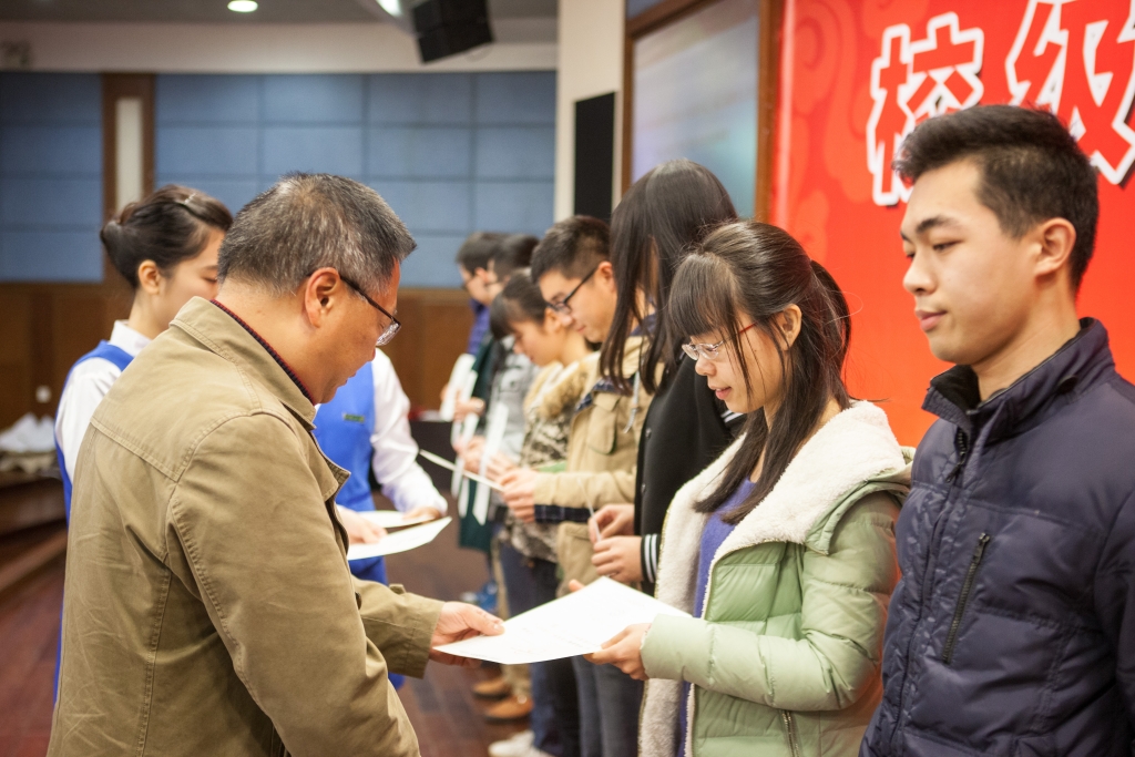 2015年度“米兰平台-米兰(中国)
英才”奖，74名学子受益