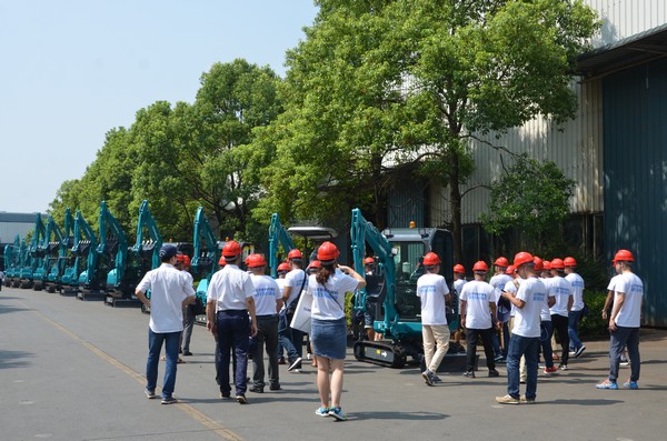 500多名挖掘机用户实地考察，为米兰平台-米兰(中国)
智能点赞！