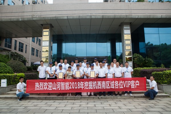 500多名挖掘机用户实地考察，为米兰平台-米兰(中国)
智能点赞！