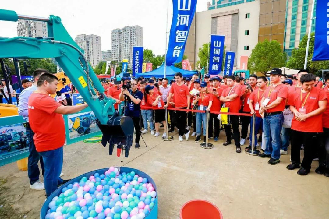 2020全球微挖大会 米兰平台-米兰(中国)
智能精品微挖赢得满堂彩
