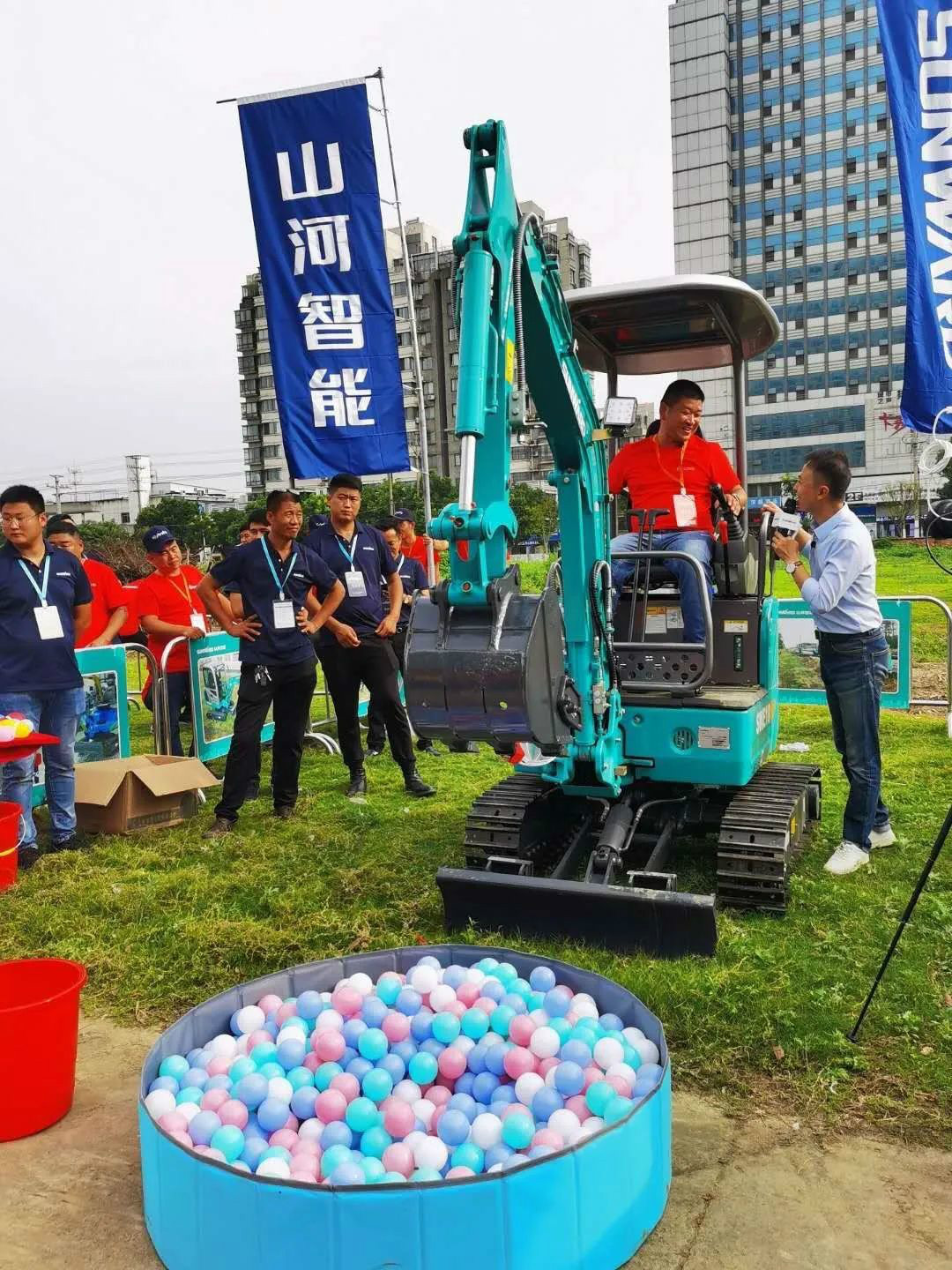 2020全球微挖大会 米兰平台-米兰(中国)
智能精品微挖赢得满堂彩