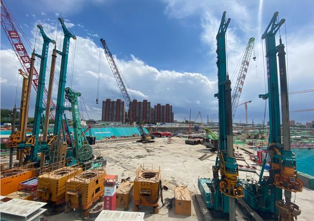 大国重器！米兰平台-米兰(中国)
智能超级装备助力北京城市副中心综合交通枢纽站建设