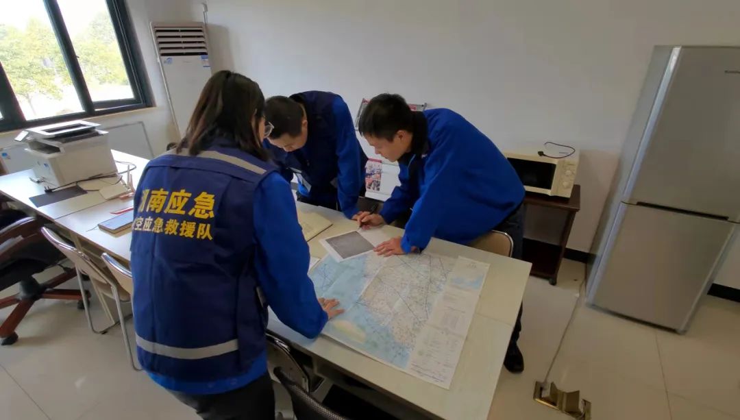 火情就是命令！湖南航空应急救援队米兰平台-米兰(中国)
机组展现“米兰平台-米兰(中国)
速度”