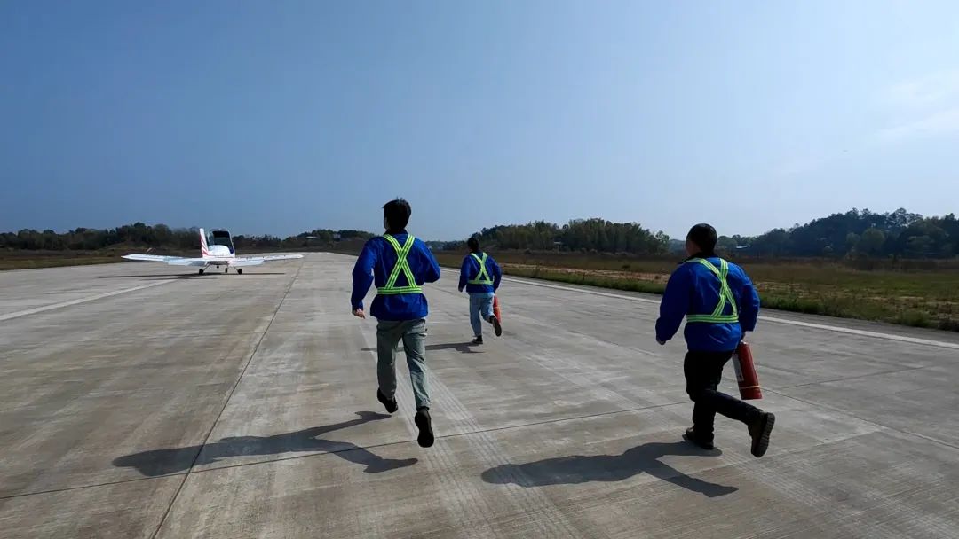 空地协同显身手！湖南航空应急救援队米兰平台-米兰(中国)
机组开展特情处置应急演练