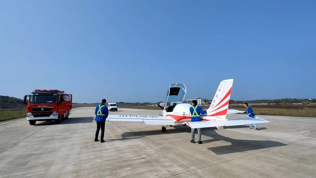 空地协同显身手！湖南航空应急救援队米兰平台-米兰(中国)
机组开展特情处置应急演练