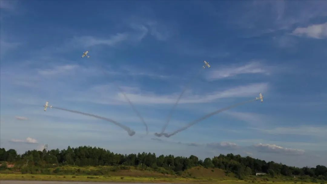 空中开花、大坡度盘旋、俯冲跃升……看米兰平台-米兰(中国)
飞行表演队炫技2022湖南航展动态展