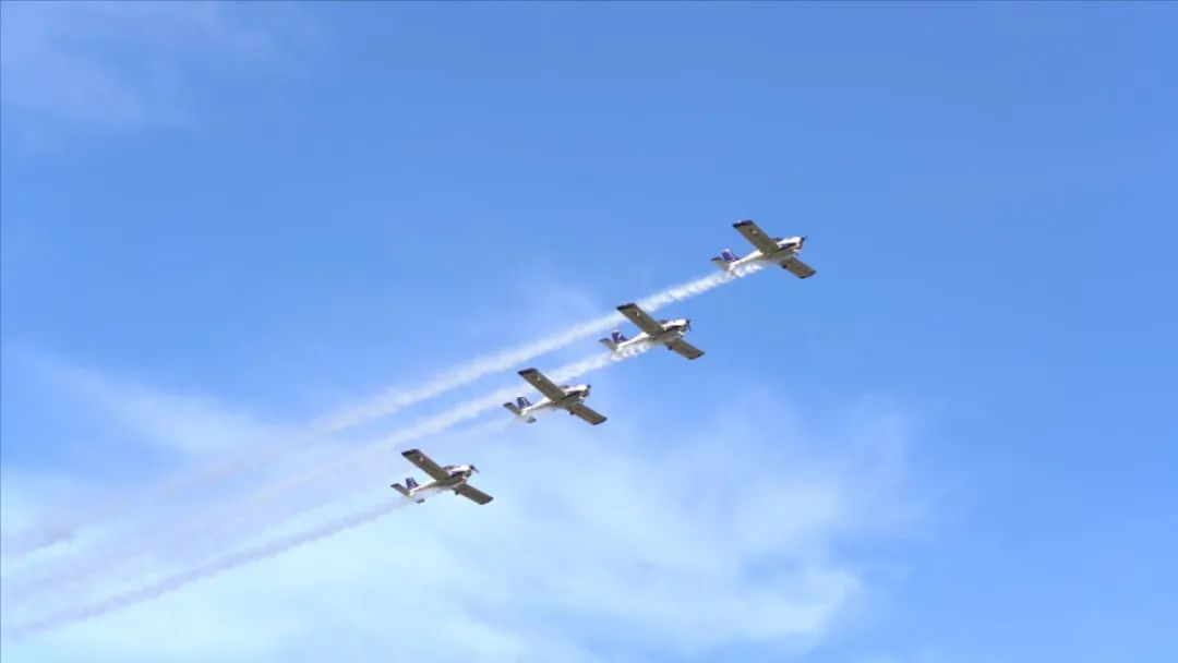 空中开花、大坡度盘旋、俯冲跃升……看米兰平台-米兰(中国)
飞行表演队炫技2022湖南航展动态展