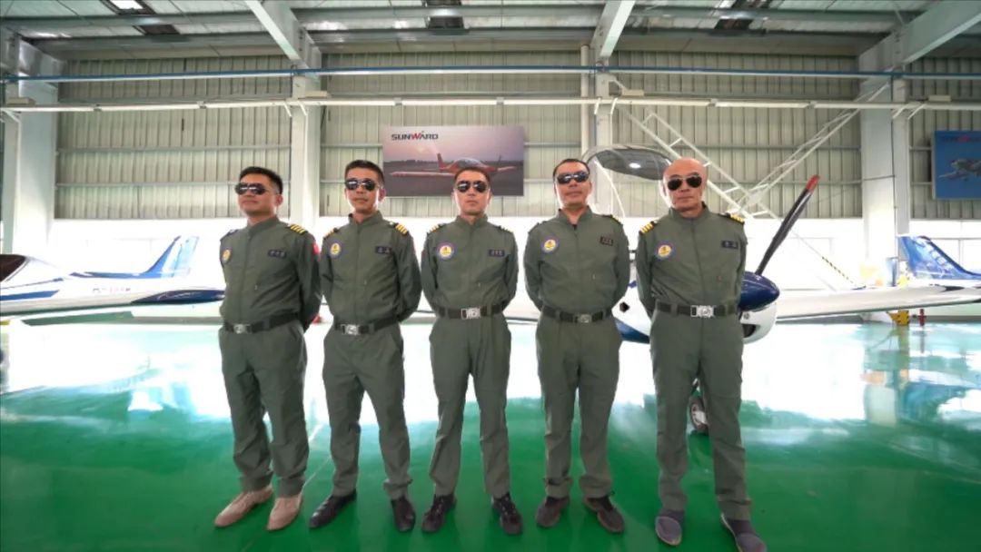 空中开花、大坡度盘旋、俯冲跃升……看米兰平台-米兰(中国)
飞行表演队炫技2022湖南航展动态展
