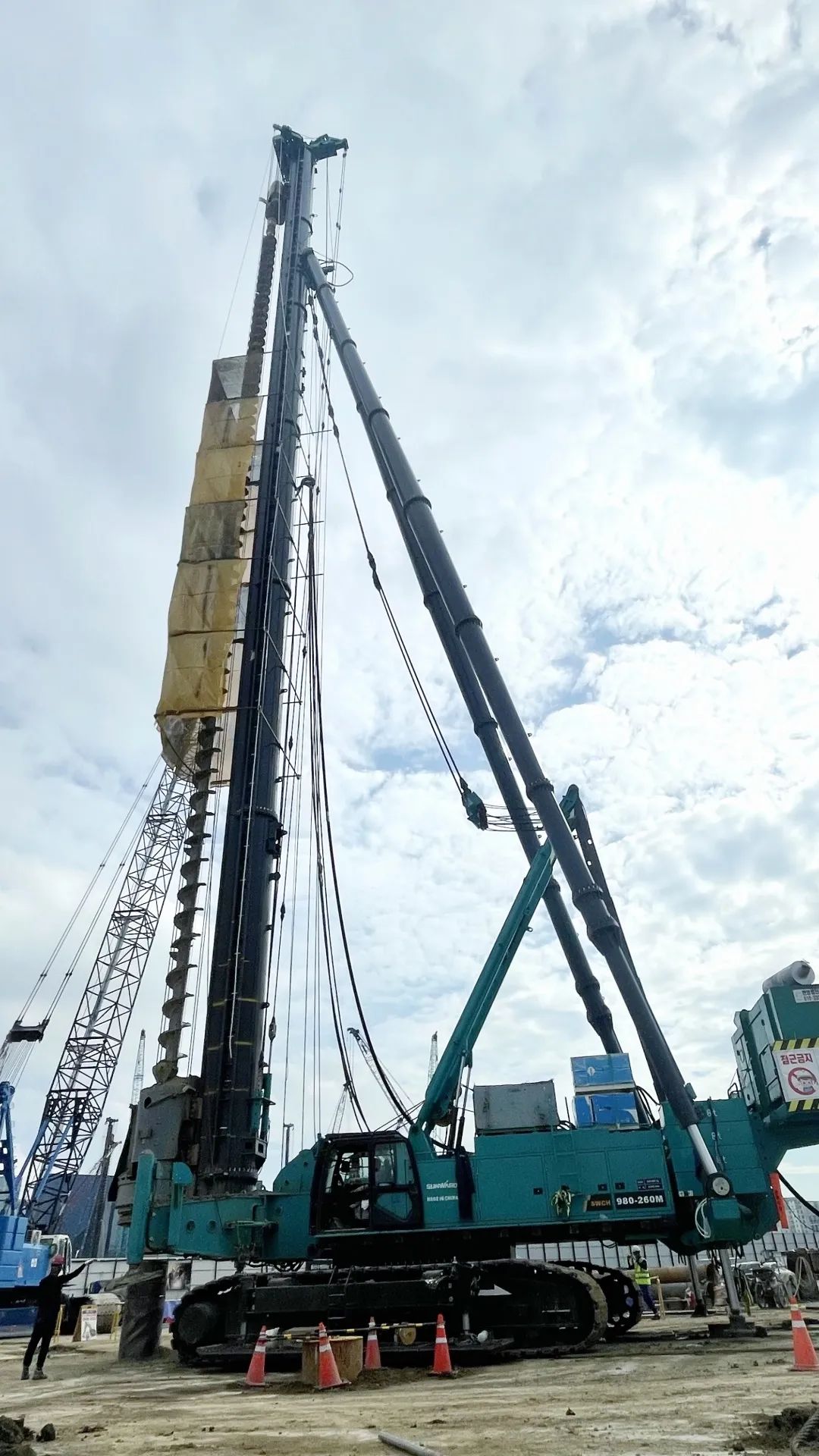 米兰平台-米兰(中国)
智能SWCH980-260全液压多功能桩架通过湖南省首台（套）重大技术装备认定