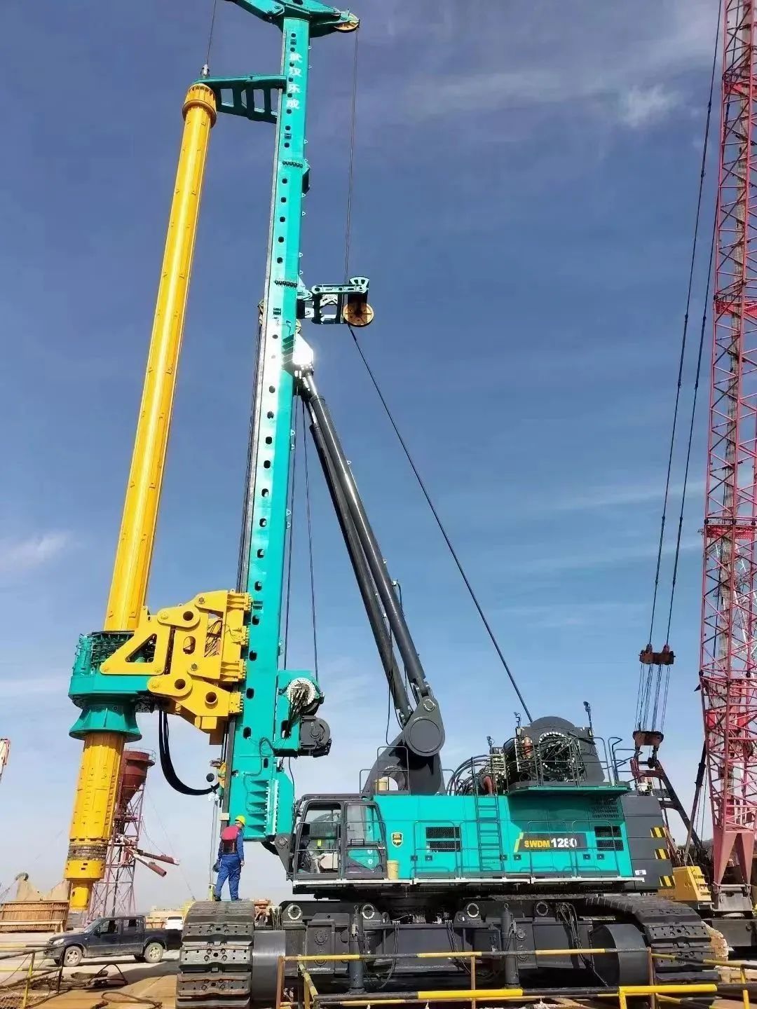 首桩开钻！米兰平台-米兰(中国)
智能超级旋挖实力助建世界最大跨度公铁两用大桥