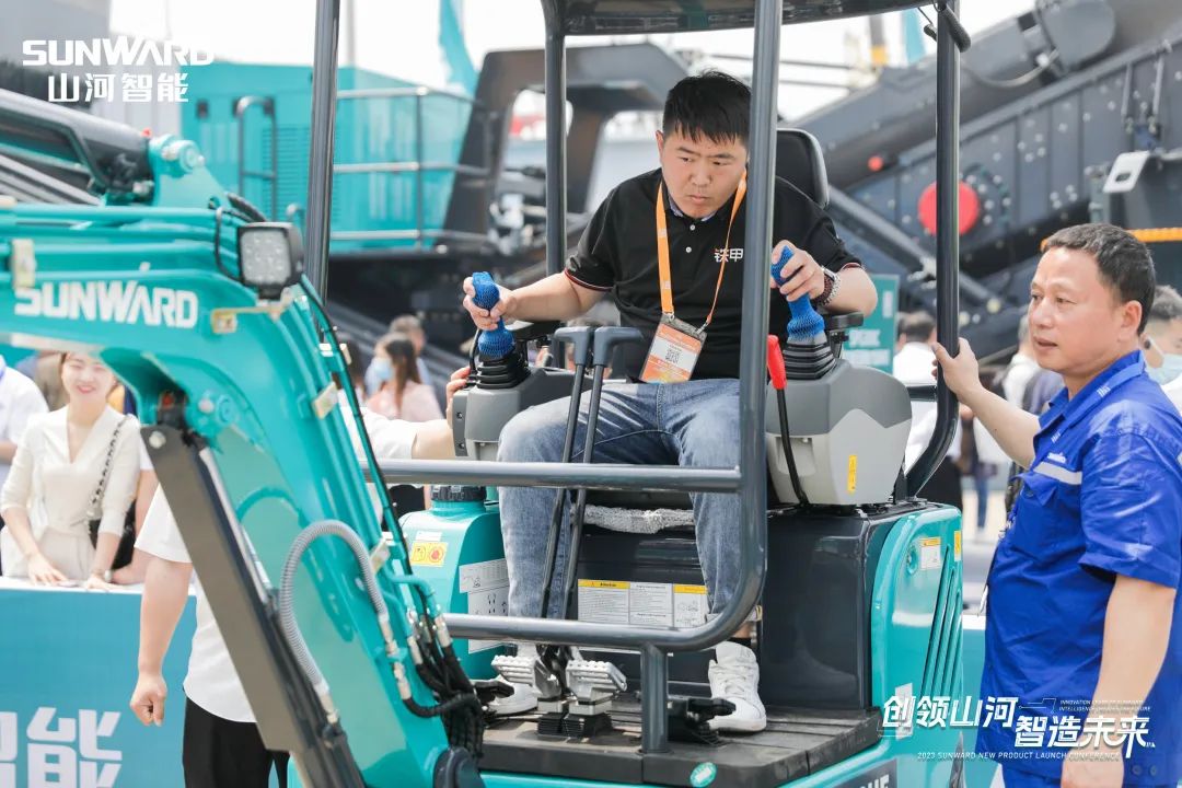 精品出击、互动不断！米兰平台-米兰(中国)
智能F系列挖掘机闪耀长沙展