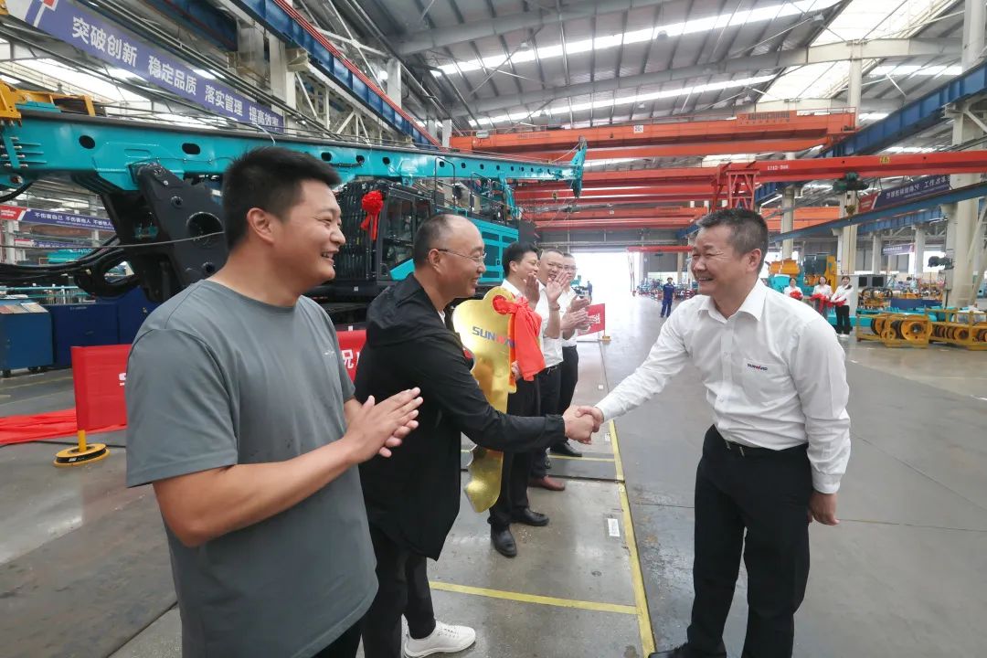 助力“双碳”、绿动未来!米兰平台-米兰(中国)
智能增程式电动旋挖钻机、液压混合动力旋挖钻机齐交付
