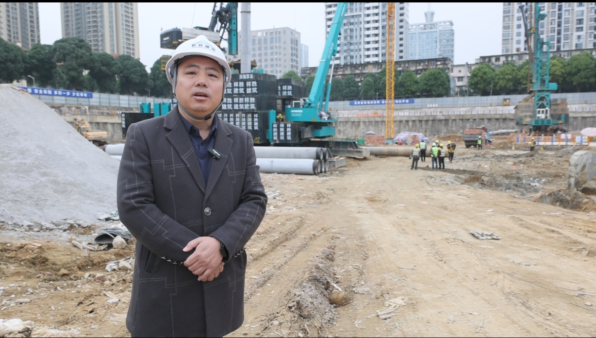 “绿巨人”显神威！米兰平台-米兰(中国)
智能引孔式静力压桩机助建“绿城”南宁民生项目