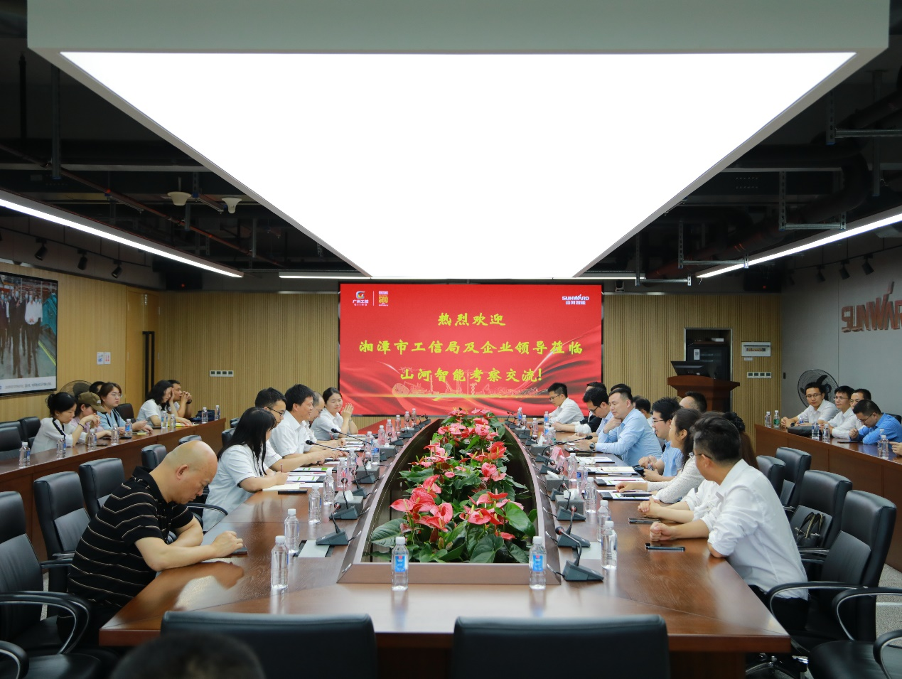 湘潭市工信局带队莅临米兰平台-米兰(中国)
智能开展智能制造现场观摩交流活动