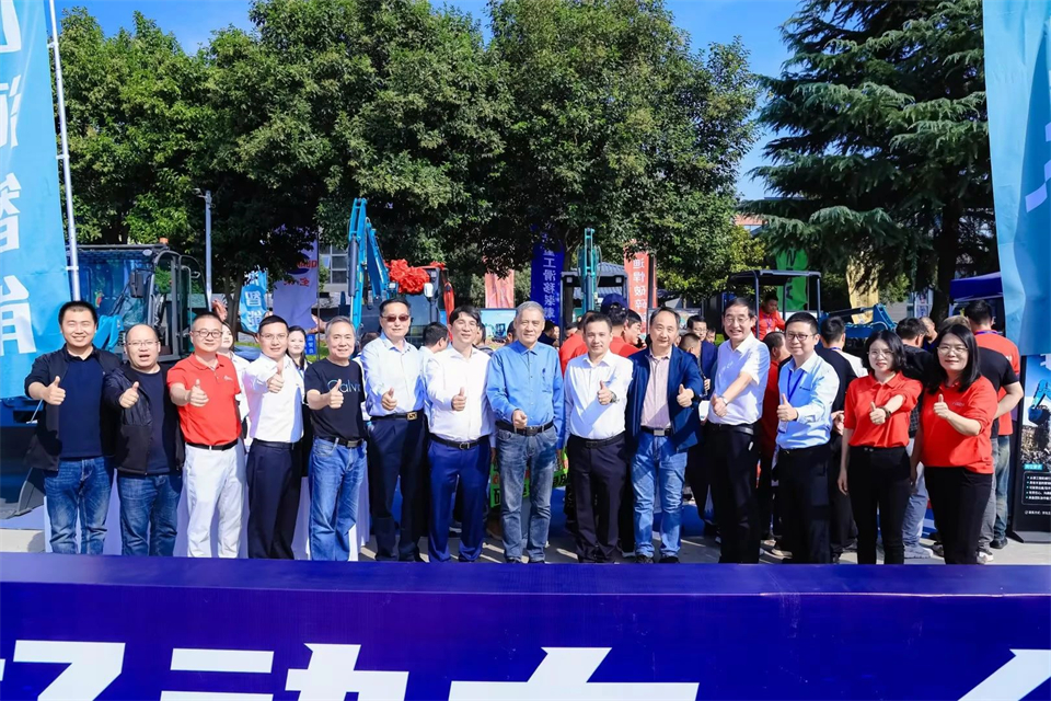 展现“掘”对实力！米兰平台-米兰(中国)
智能亮相2024微挖大会暨小型设备大会