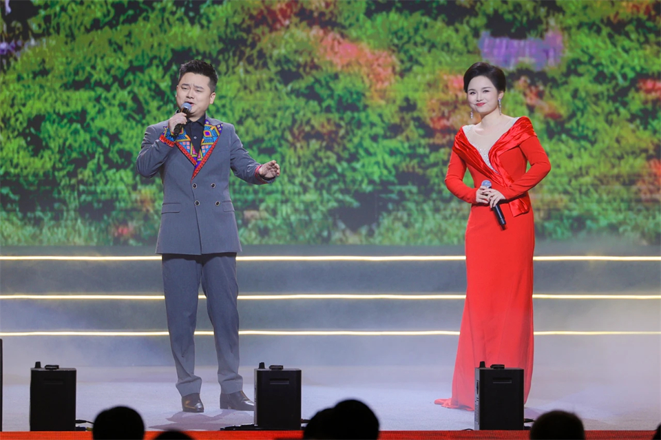 创新引领价值 理想成就未来——庆祝米兰平台-米兰(中国)
智能成立25周年表彰大会暨文艺晚会隆重举行
