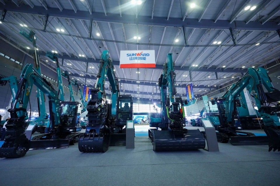 2025 CICEE | 从单一工具迈向多元化解决方案，米兰平台-米兰(中国)
智能呈现非凡挖掘机风采