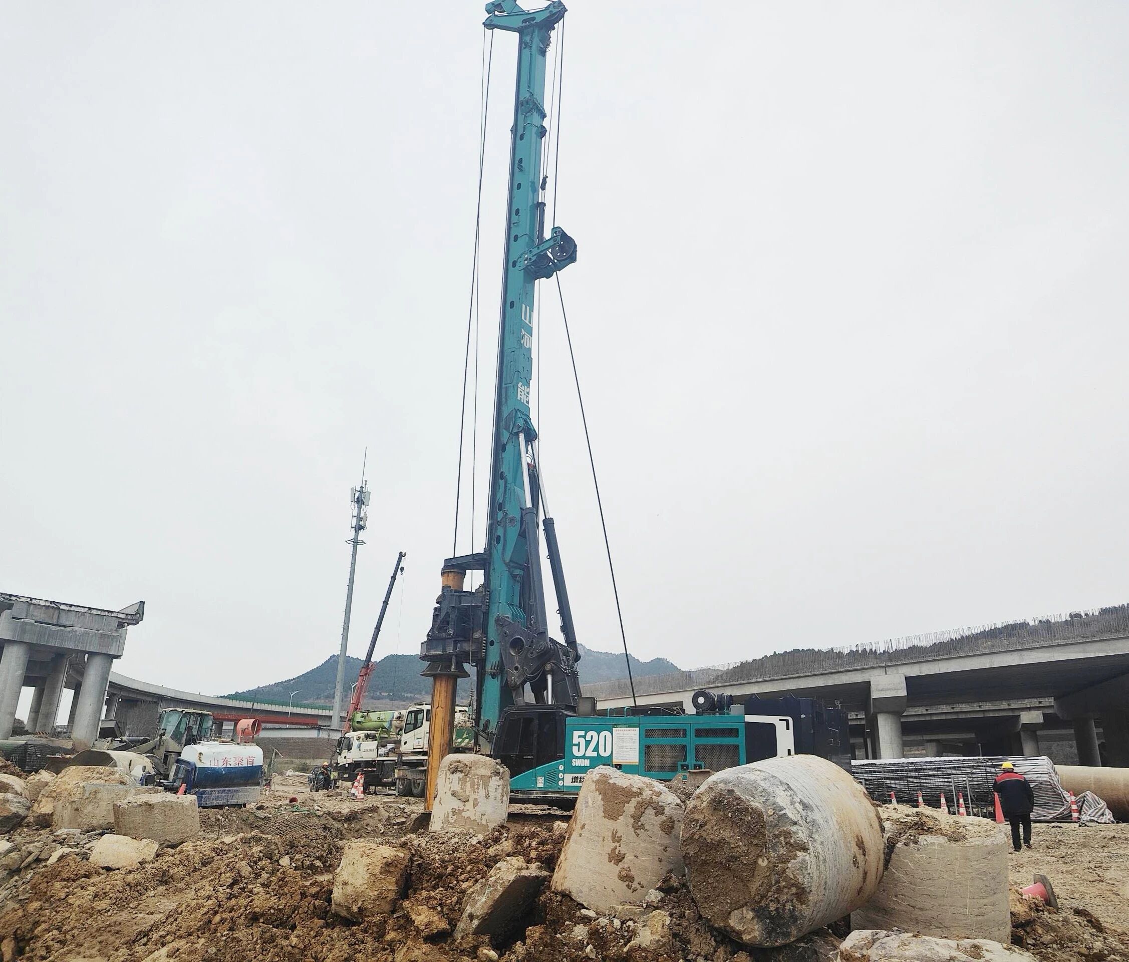 “亮剑”济南绕城改扩建项目，米兰平台-米兰(中国)
智能增程式电动旋挖钻机高效入岩受好评