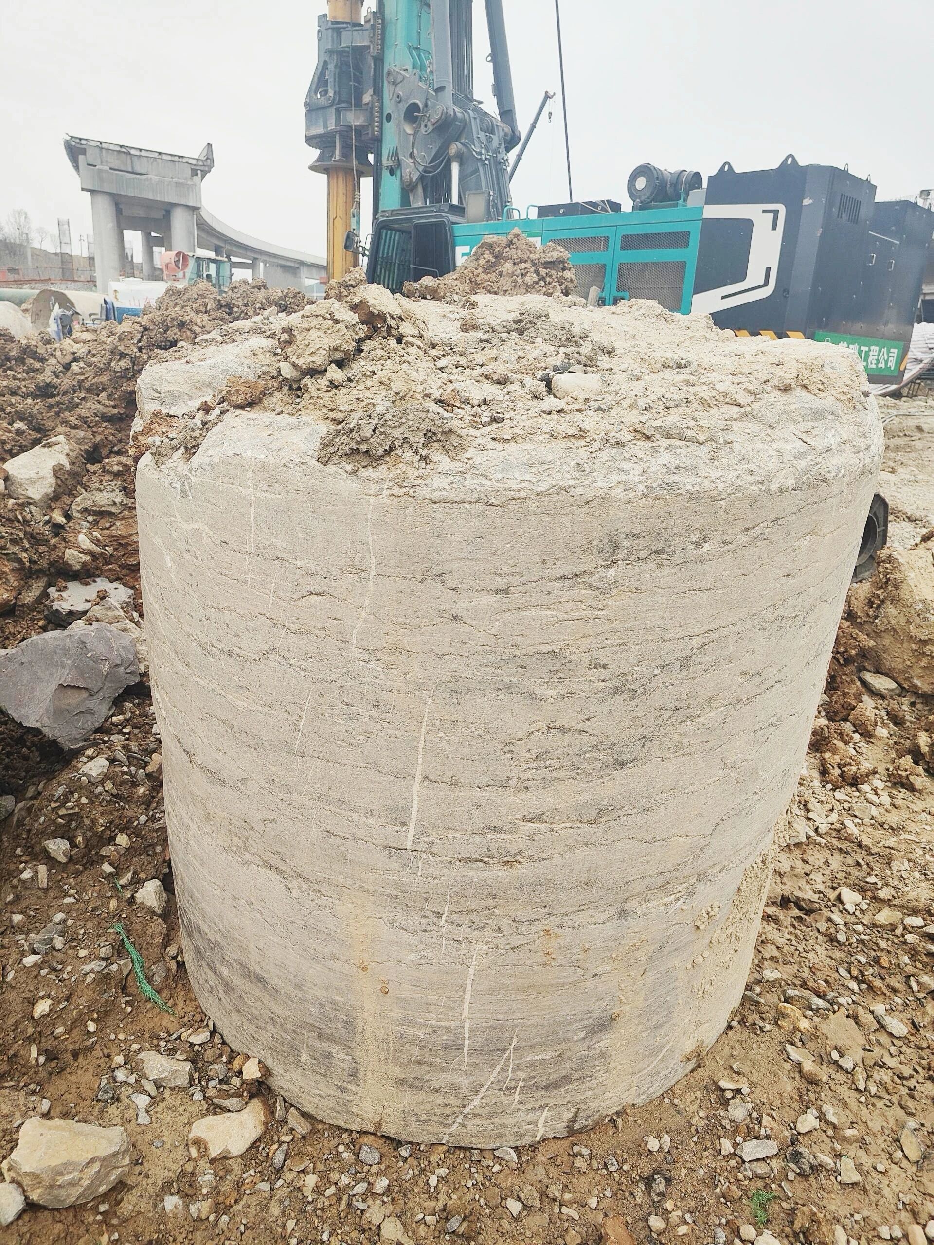 “亮剑”济南绕城改扩建项目，米兰平台-米兰(中国)
智能增程式电动旋挖钻机高效入岩受好评